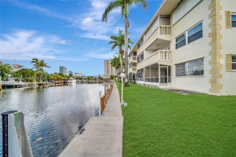 Condo in Hallandale Beach, Florida, 2 bedrooms  № 1294855 - photo 12