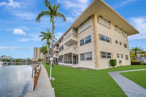 Copropriété à vendre à Hallandale Beach, Floride: 2 chambres, 97.55 m2 № 1294855 - photo 2