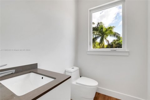 House in Miami, Florida 5 bedrooms, 347.27 sq.m. № 1176731 - photo 24