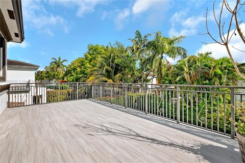 House in Miami, Florida 5 bedrooms, 347.27 sq.m. № 1176731 - photo 18