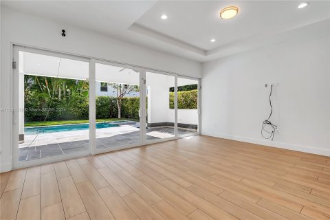 House in Miami, Florida 5 bedrooms, 347.27 sq.m. № 1176731 - photo 10