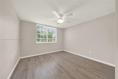 Condo in Miramar, Florida, 2 bedrooms  № 1309286 - photo 17