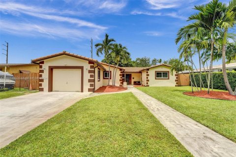 Casa en venta en Hollywood, Florida, 3 dormitorios, 182.74 m2 № 1309613 - foto 1