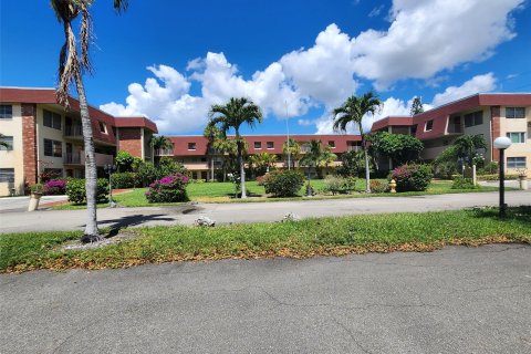 Condo in Lauderdale Lakes, Florida, 2 bedrooms  № 1228743 - photo 1