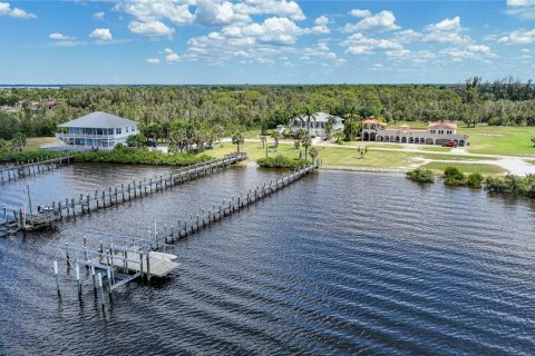 House in Port Charlotte, Florida 4 bedrooms, 401.06 sq.m. № 1211895 - photo 20