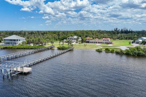 House in Port Charlotte, Florida 4 bedrooms, 401.06 sq.m. № 1211895 - photo 12