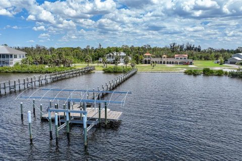 House in Port Charlotte, Florida 4 bedrooms, 401.06 sq.m. № 1211895 - photo 13