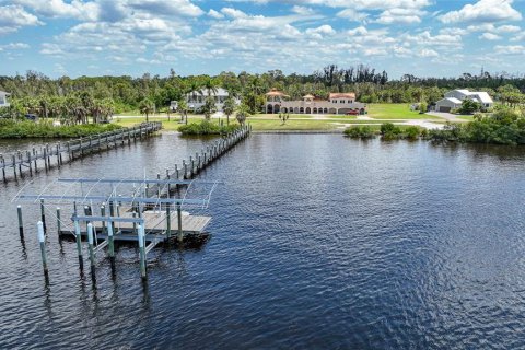 House in Port Charlotte, Florida 4 bedrooms, 401.06 sq.m. № 1211895 - photo 22