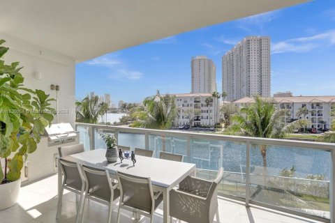 Copropriété à vendre à Aventura, Floride: 3 chambres, 226.77 m2 № 1013634 - photo 1