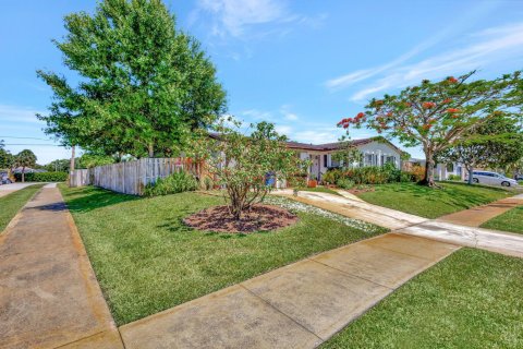 House in Jupiter, Florida 3 bedrooms, 134.15 sq.m. № 1186948 - photo 25