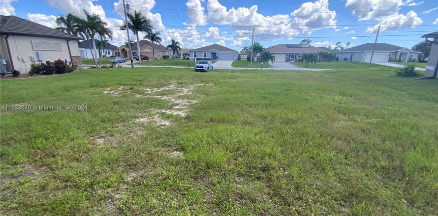 Land in Cape Coral, Florida № 1378674