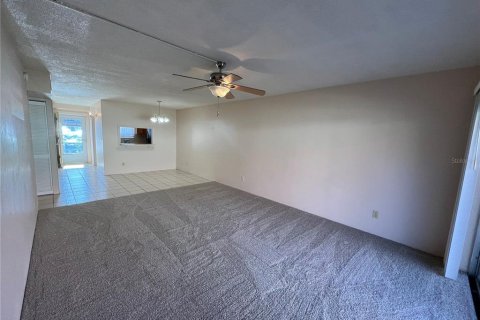 Condo in Daytona Beach, Florida, 2 bedrooms  № 984864 - photo 10
