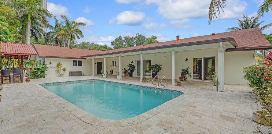 House in Plantation, Florida 5 bedrooms, 270.9 sq.m. № 1362595