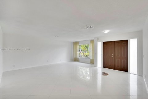 House in Plantation, Florida 5 bedrooms, 270.9 sq.m. № 1362595 - photo 9