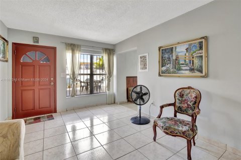 Townhouse in Hialeah Gardens, Florida 3 bedrooms, 122.45 sq.m. № 1119373 - photo 10