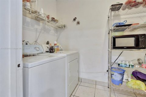 Townhouse in Hialeah Gardens, Florida 3 bedrooms, 122.45 sq.m. № 1119373 - photo 25