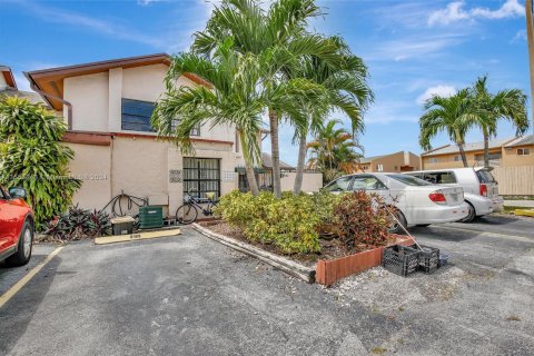 Townhouse in Hialeah Gardens, Florida 3 bedrooms, 122.45 sq.m. № 1119373 - photo 2