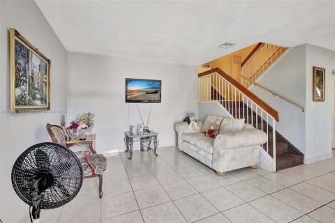Townhouse in Hialeah Gardens, Florida 3 bedrooms, 122.45 sq.m. № 1119373 - photo 11