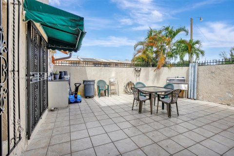 Townhouse in Hialeah Gardens, Florida 3 bedrooms, 122.45 sq.m. № 1119373 - photo 9