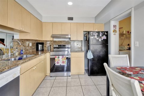 Townhouse in Hialeah Gardens, Florida 3 bedrooms, 122.45 sq.m. № 1119373 - photo 22