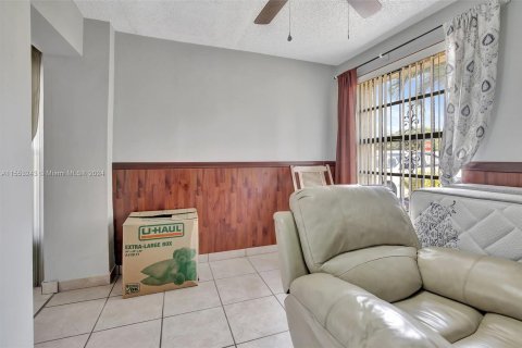 Townhouse in Hialeah Gardens, Florida 3 bedrooms, 122.45 sq.m. № 1119373 - photo 16