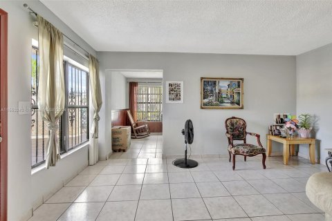 Townhouse in Hialeah Gardens, Florida 3 bedrooms, 122.45 sq.m. № 1119373 - photo 12