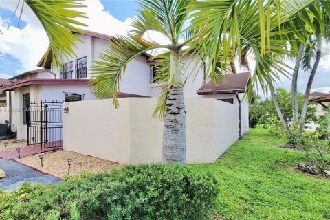 Townhouse in Hialeah Gardens, Florida 3 bedrooms, 122.45 sq.m. № 1119373 - photo 1