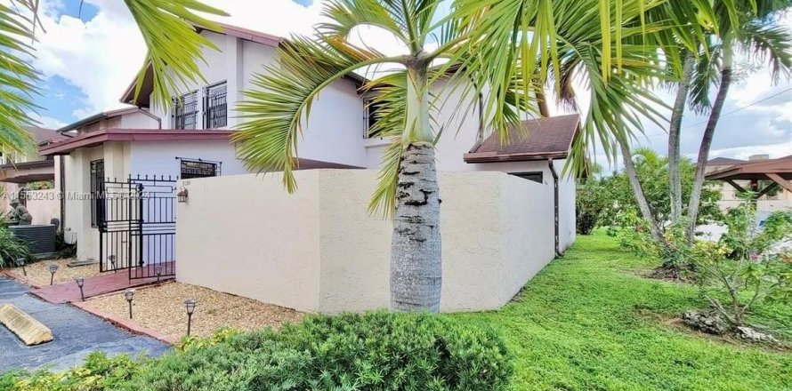 Townhouse in Hialeah Gardens, Florida 3 bedrooms, 122.45 sq.m. № 1119373