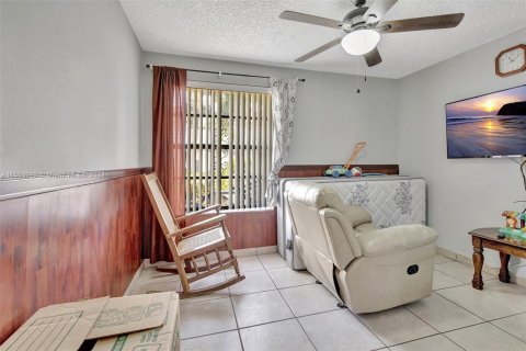 Townhouse in Hialeah Gardens, Florida 3 bedrooms, 122.45 sq.m. № 1119373 - photo 15