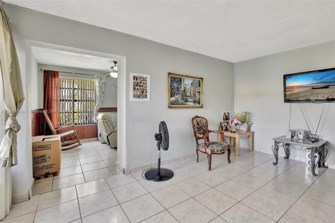 Townhouse in Hialeah Gardens, Florida 3 bedrooms, 122.45 sq.m. № 1119373 - photo 13