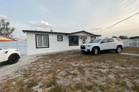 Casa en venta en Miami Gardens, Florida, 4 dormitorios, 120.96 m2 № 1119374 - foto 2