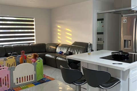 Casa en venta en Miami Gardens, Florida, 4 dormitorios, 120.96 m2 № 1119374 - foto 6