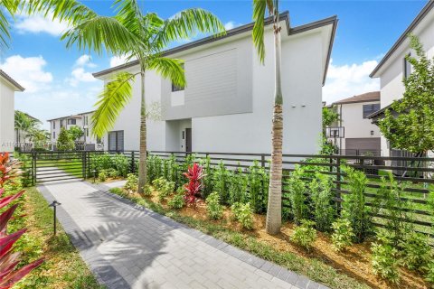 Casa en venta en Doral, Florida, 4 dormitorios, 209.4 m2 № 1104254 - foto 2