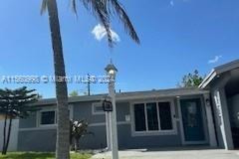 House in Lauderdale Lakes, Florida 2 bedrooms, 88.35 sq.m. № 1103752 - photo 1