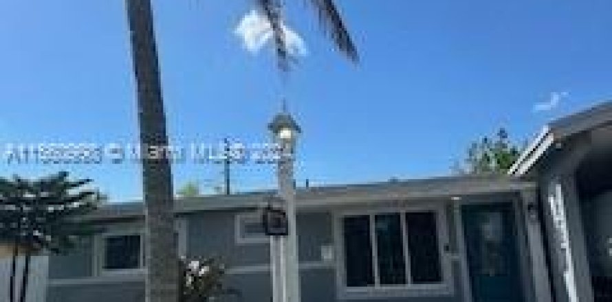 House in Lauderdale Lakes, Florida 2 bedrooms, 88.35 sq.m. № 1103752