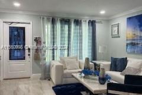 Casa en venta en Lauderdale Lakes, Florida, 2 dormitorios, 88.35 m2 № 1103752 - foto 2