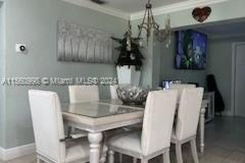 House in Lauderdale Lakes, Florida 2 bedrooms, 88.35 sq.m. № 1103752 - photo 3