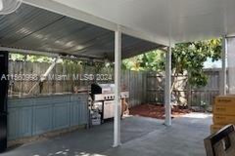 House in Lauderdale Lakes, Florida 2 bedrooms, 88.35 sq.m. № 1103752 - photo 10