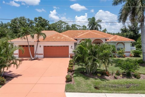 House in Punta Gorda, Florida 3 bedrooms, 186.83 sq.m. № 1257423 - photo 9