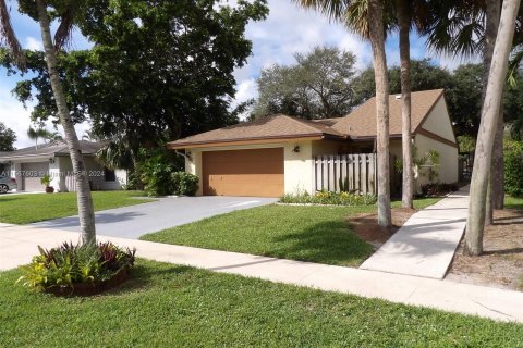 House in Boynton Beach, Florida 2 bedrooms, 130.43 sq.m. № 1383015 - photo 1