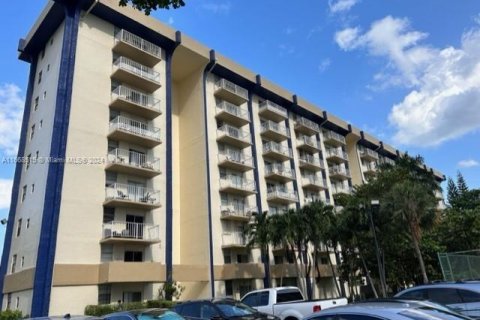 Condo in Miami, Florida, 1 bedroom  № 1385926 - photo 1