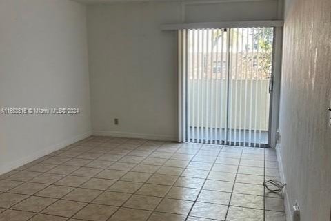 Condo in Miami, Florida, 1 bedroom  № 1385926 - photo 5