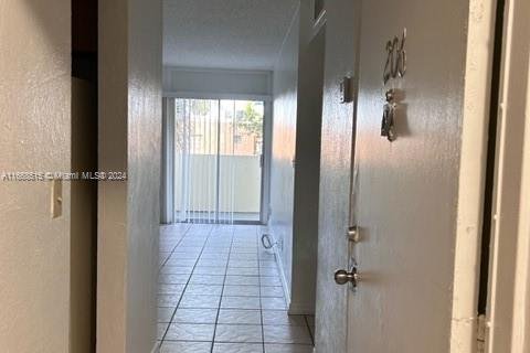 Condo in Miami, Florida, 1 bedroom  № 1385926 - photo 2