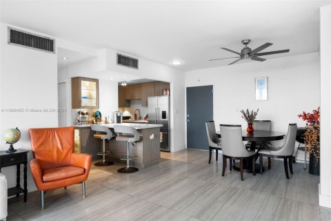 Condo in Miami, Florida, 1 bedroom  № 1385923 - photo 1