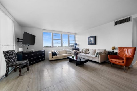 Condo in Miami, Florida, 1 bedroom  № 1385923 - photo 7