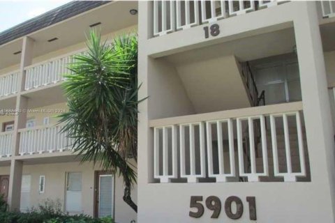 Condo in Tamarac, Florida, 2 bedrooms  № 1385925 - photo 2