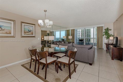 Condo in Miami, Florida, 3 bedrooms  № 1385924 - photo 1