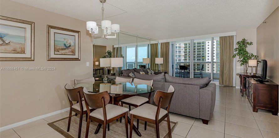 Condo in Miami, Florida, 3 bedrooms  № 1385924