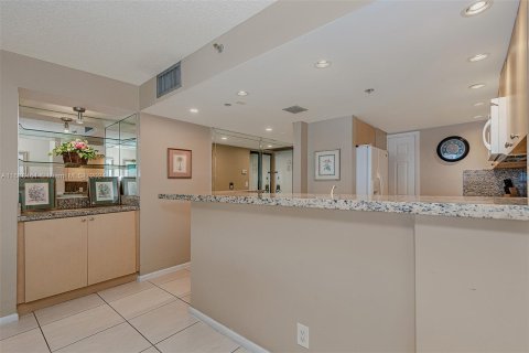 Condo in Miami, Florida, 3 bedrooms  № 1385924 - photo 8