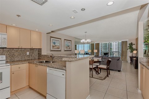 Condo in Miami, Florida, 3 bedrooms  № 1385924 - photo 11